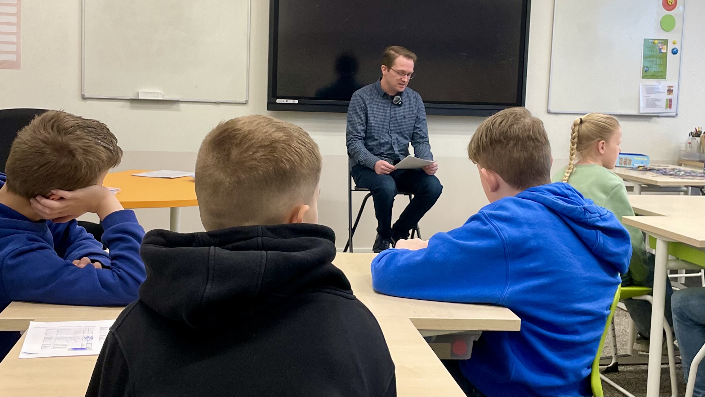 Raadslid Gerard ten Brink leest voor in het Gronings