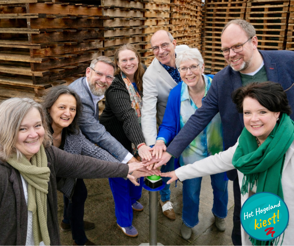 Acht politieke partijen geven het startsein voor de stemhulp in Het Hogeland